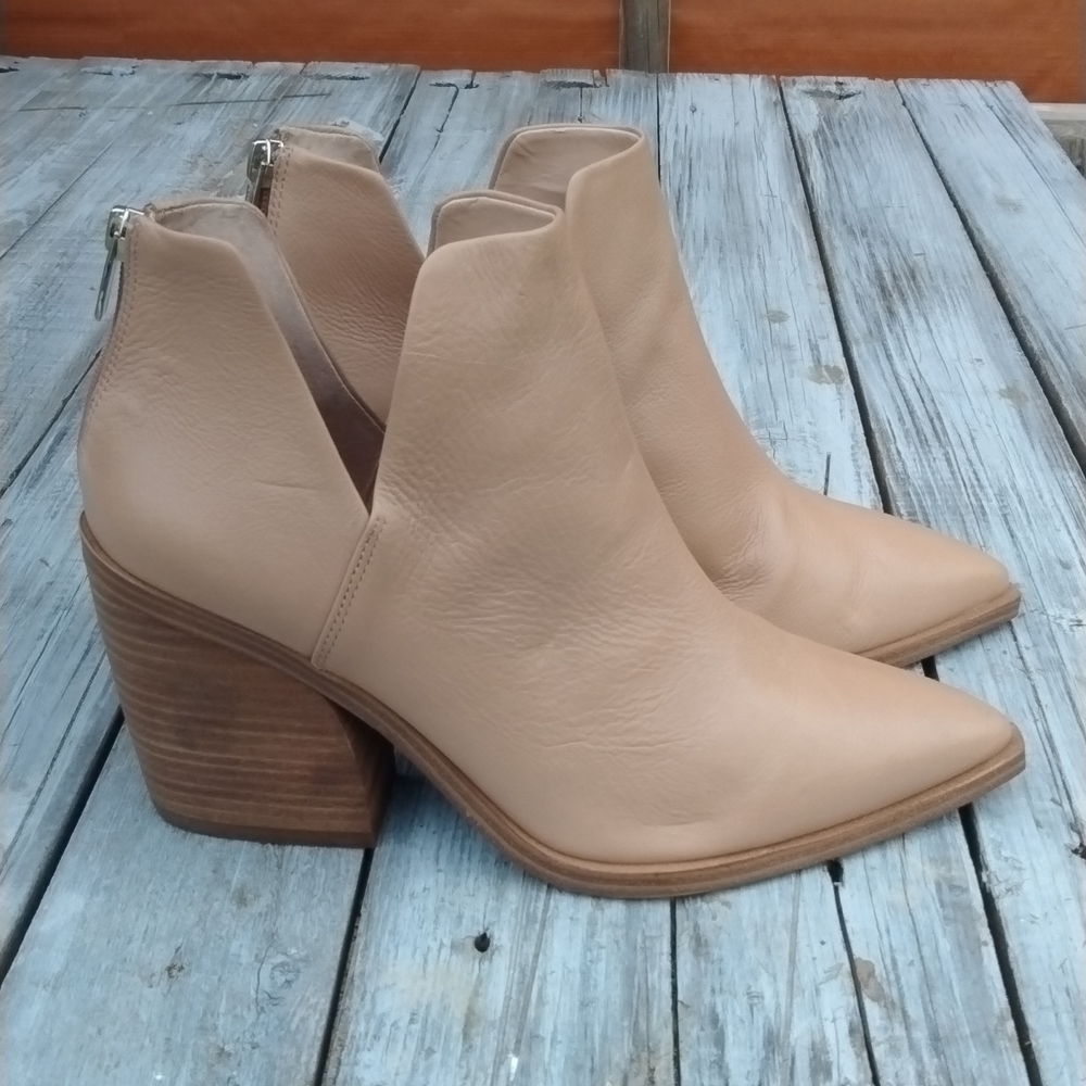 VINCE CAMUTO Ankle Boots.